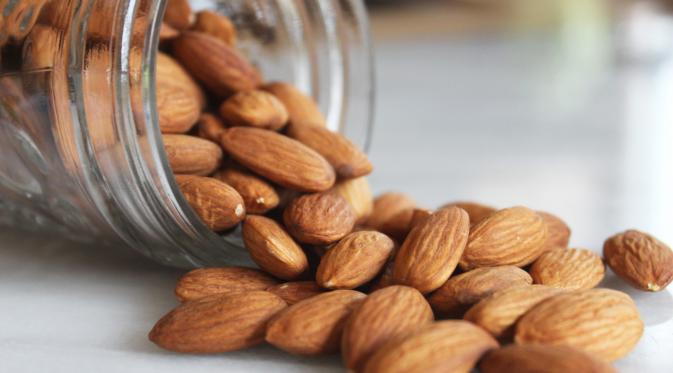 Kandungan magnesium dalam kacang almond mencegah Anda memiliki masalah tidur dan memicu relaksasi otot. Kandungan proteinnya juga membantu menstabilkan tingkat gula darah selama tidur. Disarankan memakan almond setidaknya 2-3 jam sebelum tidur. (Istimewa)