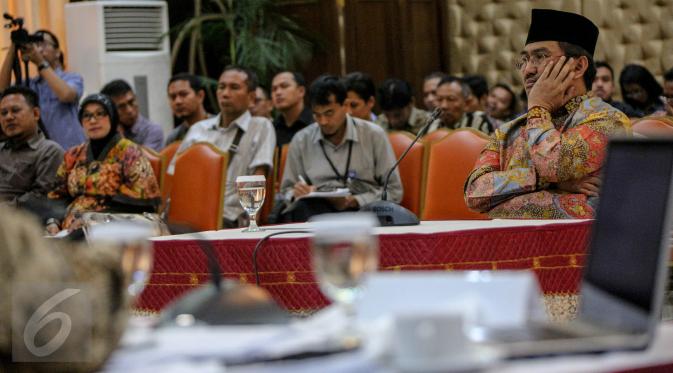 Calon pimpinan KPK Jimmly Asshiddiqie mendengarkan pertanyaan saat mengikuti wawancara tahap akhir di Gedung Sekretariat Negara, Jakarta, Selasa (25/8/2015). Dalam paparannya, mantan Ketua MK itu menolak koruptor dihukum mati. (Liputan6.com/Faizal Fanani)