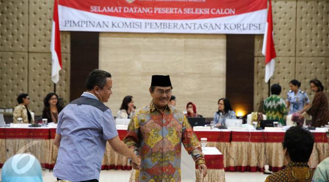 Calon pimpinan KPK Jimmly Asshiddiqie usai mengikuti wawancara tahap akhir di Gedung Sekretariat Negara, Jakarta, Selasa (25/8/2015). Dalam paparannya, mantan Ketua MK itu menolak koruptor dihukum mati. (Liputan6.com/Faizal Fanani)