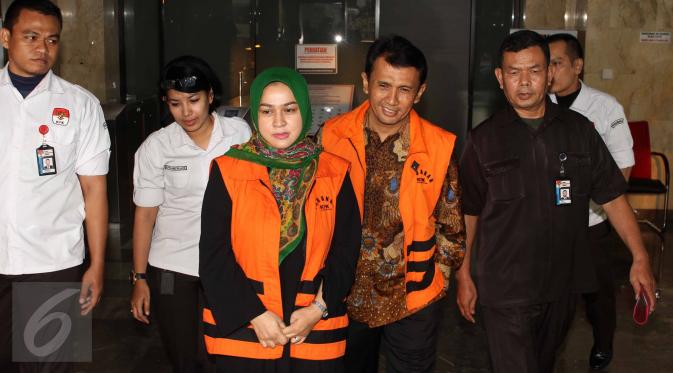 Gubernur Sumatera Utara Gatot Pujo Nugroho dan istrinya, Evi berjalan keluar Gedung KPK usai diperiksa, Jakarta, Selasa (25/8/2015). Keduanya diperiksa sebagai saksi dalam kasus dugaan korupsi dana bansos di Sumatera Utara. (Liputan6.com/Helmi Afandi)