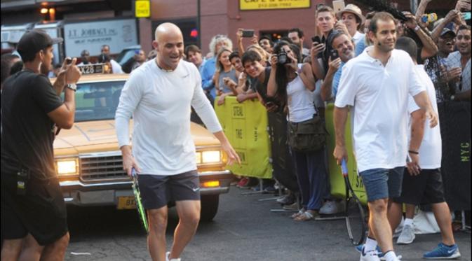 Andre Agassi dan Pete Sampras saat ambil bagian di pengambilan gambar iklan Nike di New York, Senin (24/8/2015). (WTA)
