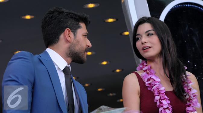 Pemeran Selim ‘Elif’, Emre Kivilcim dan Pemeran Zeynep ‘Elif’, Gulcin Tuncok (Liputan6.com/Faizal R Syam)