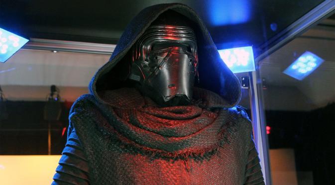 Kylo Ren dalam Star Wars: The Force Awakens. (moviepilot.com)