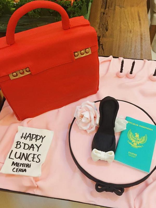 Ayu Dewi mengunggah foto kue ulang tahun ke-28 Luna Maya. (foto: instagram.com/mrsayudewi)