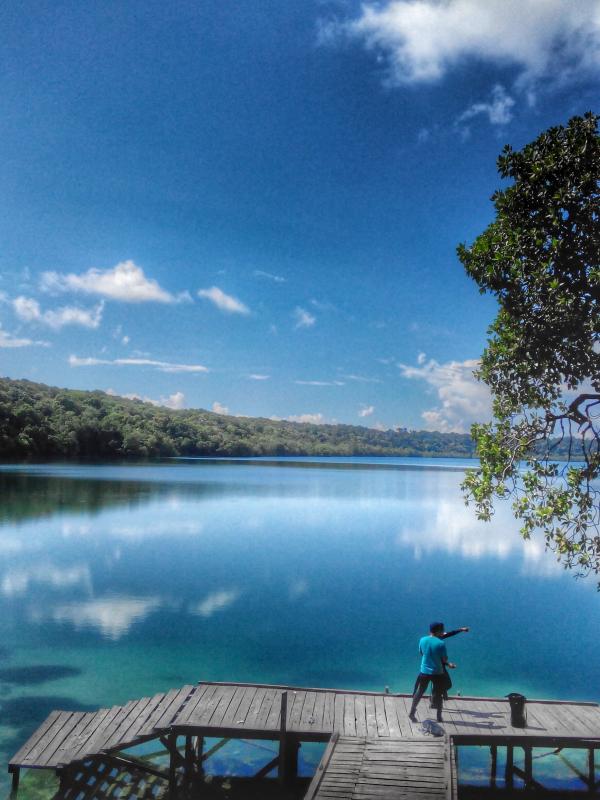 Danau Kakaban. | via: wowadit.wordpress.com