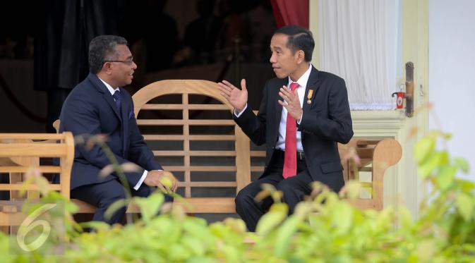 Presiden Jokowi berbincang dengan PM Timor Leste Rui Maria De Araujo di teras belakang Istana Merdeka, Jakarta, Rabu (26/8). Keduanya melakukan pertemuan bilateral untuk meningkatkan kerjasama antara Indonesia dan Timor Leste. (Liputan6.com/Faizal Fanani)
