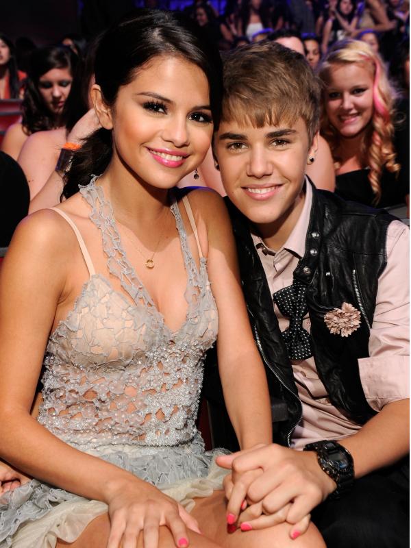 Selena Gomez dan Justin Bieber (via popsugar.com.au)