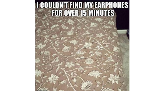 Temukan 'headphones'-nya! | via: buzzfeed.com