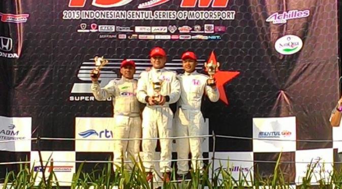Fino Saksono (kiri) saat berada di podium ketiga bersama Alvin Bahar dan Rio SB (istimewa)
