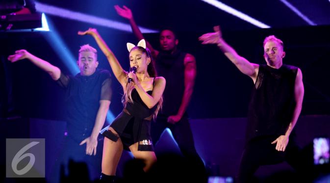 Aksi Ariana Grande berhasil memukau para penggemarnya di Indonesia pada konser bertajuk ‘The Honeymoon Tour ‘ yang digelar di JIExpo Kemayoran Hall B-C, Jakarta, Rabu (26/8/2015). (Liputan6.com/Faisal R Syam)