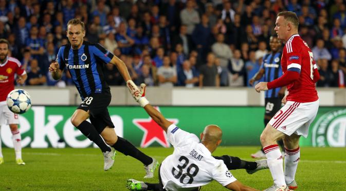 Striker Manchester United Wayne Rooney mencetak gol ke gawang Club Brugge pada leg kedua play-off Liga Champions di Jan Breydelstadion, Kamis (27/8/2015). (Liputan6.com/ Reuters / Yves Herman Livepic)