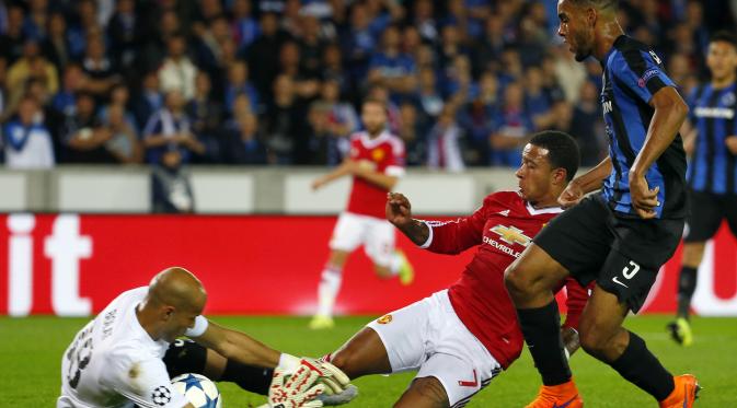 Upaya gelandang Manchester United Memphis Depay mencetak gol masih bisa digagalkan kiper Club Brugge Sinan Bolat pada leg kedua play-off Liga Champions, Kamis (27/9/2015). (Liputan6.com/Reuters / Yves Herman Livepic)