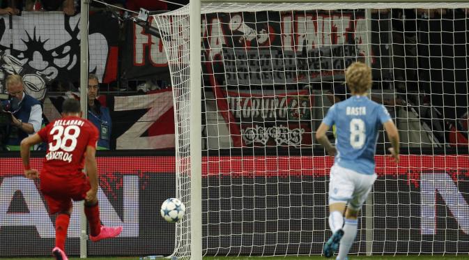 Gelandang Bayer Leverkusen Karim Bellarabi mencetak gol ketiga ke gawang Lazio pada leg kedua play-off Liga Champions di BayArena, Kamis (27/8/2015). (Liputan6.com/REUTERS/Ina Fassbender)