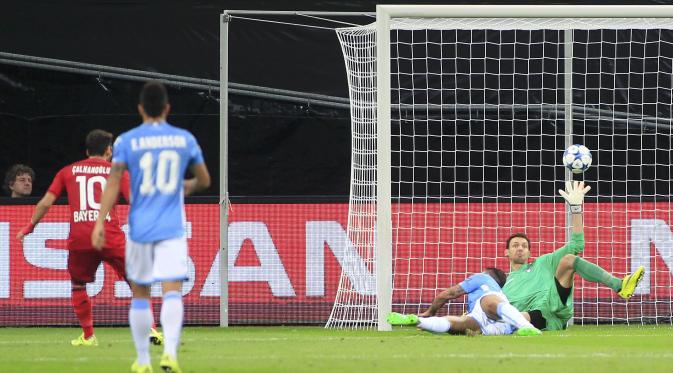 Striker HakanCalhanoglu membuka keunggulan Bayer Leverkusen atas Lazio pada leg kedua play-off Liga Champions di BayArena, Kamis (27/8/2015). (Liputan6.com/REUTERS/Ina Fassbender)