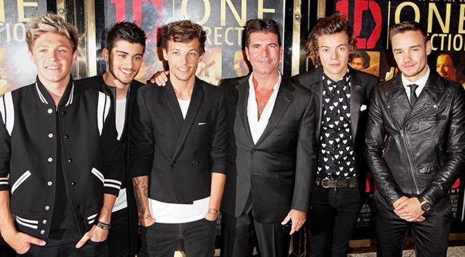 Simon Cowell berpose bersama One Direction di ajang The X Factor. (foto: usmagazine)