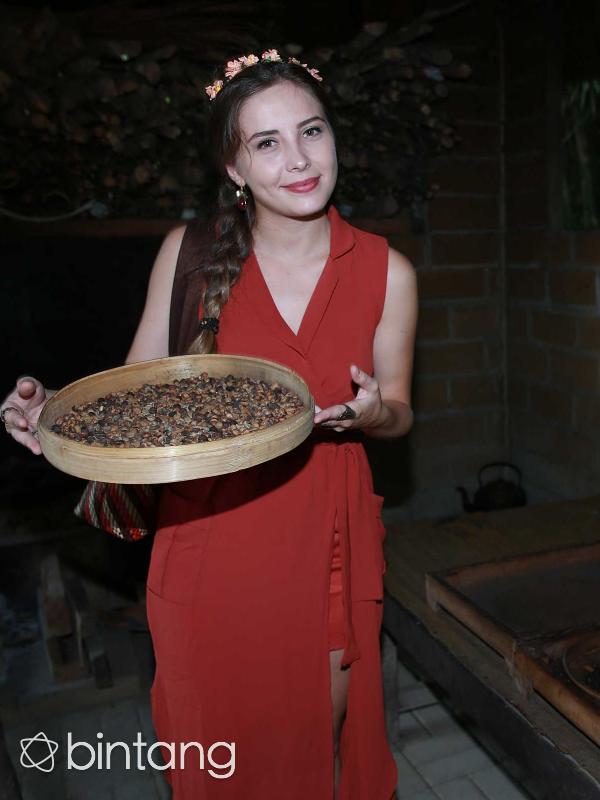 Selin juga bergabung dengan Isabella dalam proses pengolahan kopi luwak (Deki Prayoga/bintang.com)