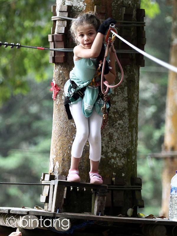 Foto Eksklusif Pemeran Sinetron Elif Liburan ke Bali (Deki Prayoga/bintang.com)