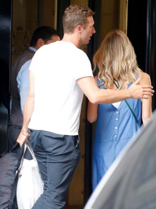 Chris Martin dan Annabelle Wallis (via mirror.co.uk)