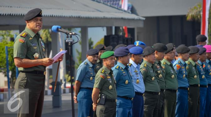 Panglima TNI Jenderal Gatot Nurmantyo memberikan pidato di Dermaga Mako Kolinlamil, Jakarta, Kamis (27/8/2015). Sebanyak 107 prajurit akan berangkat dengan KRI Bung Tomo-357 ke Lebanon untuk menjalankan misi perdamaian. (Liputan6.com/Faizal Fanani)