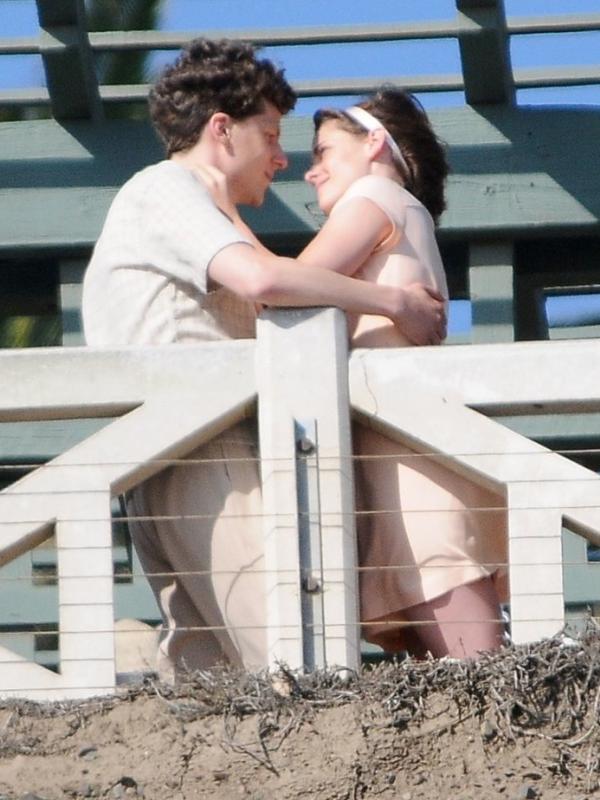 Jesse Eisenberg dan Kristen Stewart. foto: popsugar.com