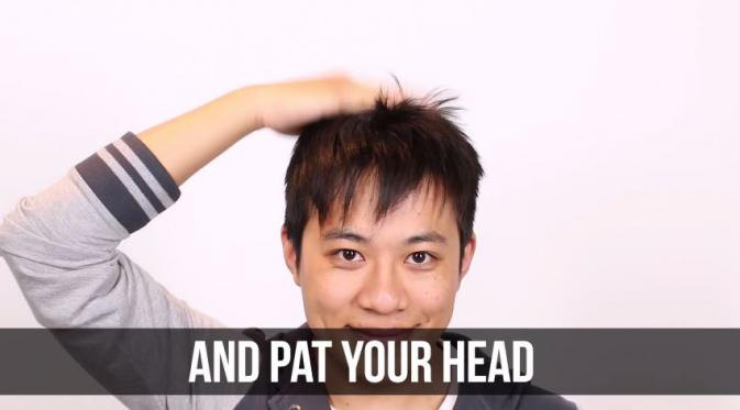 Tepuk-tepuk pelan kepalamu pakai tangan kanan. (Via: youtube.com)