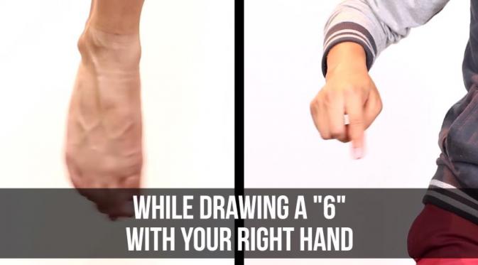 Buat angka 6 pakai jari tangan kanan. Lakukan secara bersamaan. (Via: youtube.com)