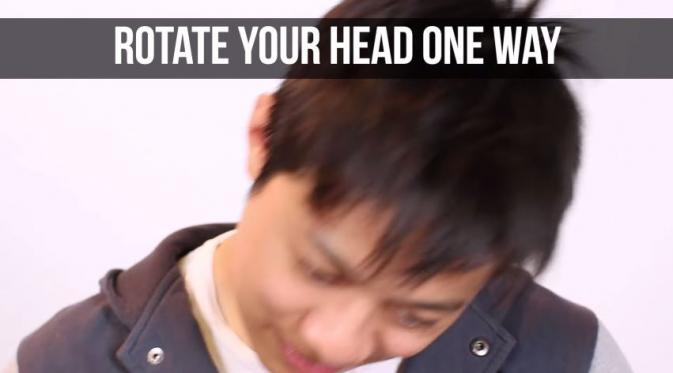Putar kepalamu satu arah.  (Via: youtube.com)