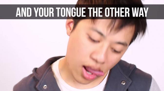Putar lidahmu ke arah berlawanan. (Via: youtube.com)