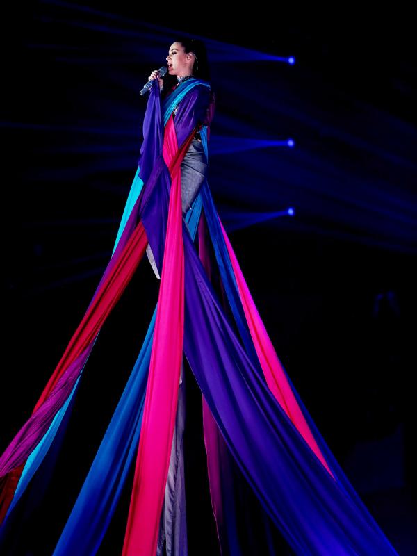 Katy Perry selalu memberi kejutan dengan kostum  panggungnya yang serba unik ketika tampil di atas panggung. (Bintang/EPA)