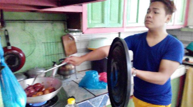 Kelakuan absurd orang-orang yang ogah terkena minyak saat memasak | Via: facebook.com