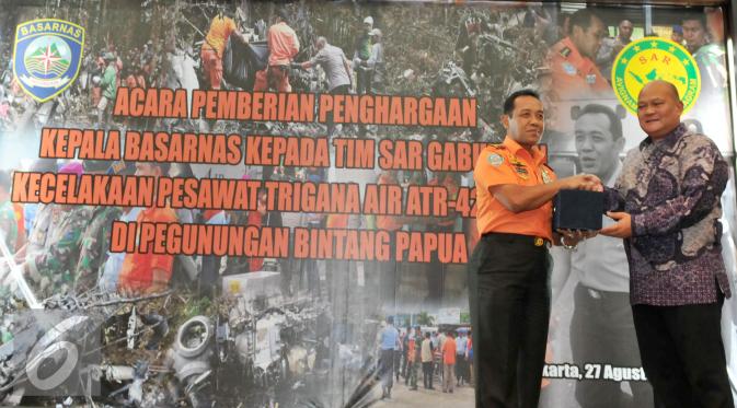 Kepala BASARNAS Henry Bambang Soelistyo saat menghadiri acara pemberian penghargaan kepada perwakilan tim sar gabungan yang terlibat dalam proses evakuasi kecelakaan pesawat Trigana Air, Jakarta, Kamis (27/8/2015). (Liputan6.com/Andrian M Tunay)