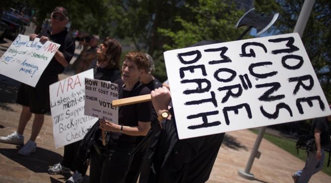 Demo anti senjata api di  George R Brown Convention Center, menentang asosiasi senjata  AS di Washington, Mei 2013 (Reuters)
