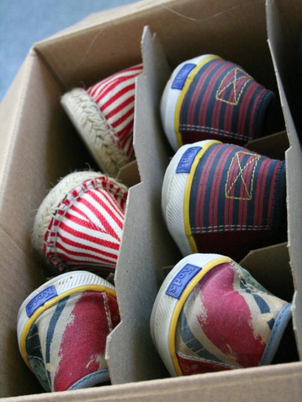 Pakai kardus minuman bekas yang bersekat untuk simpan sepatu. (Via: threeyearsofdeath.blogspot.com)
