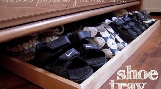 Simpan sepatu di bawah furniture yang memiliki ruang kosong. Jangan lupa diberi alas. (Via: tumblr.com)