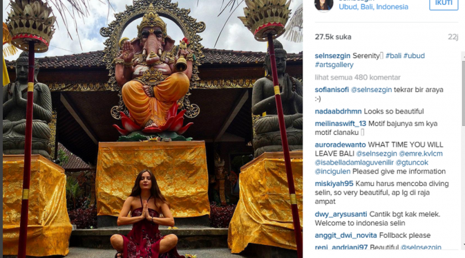 Selin Sezgin, pemeran Melek dalam Serial Elif terlihat menikmati suasana di Bali dengan berpose di dekat candi.