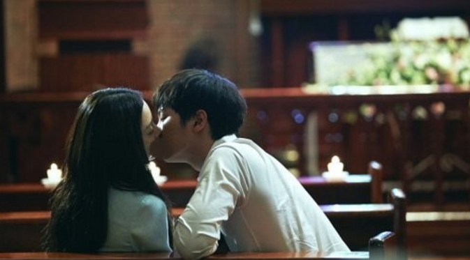 Joo Won yang terlihat mengecup manis bibir Kim Tae Hee dalam adegan terbaru Yong Pal.