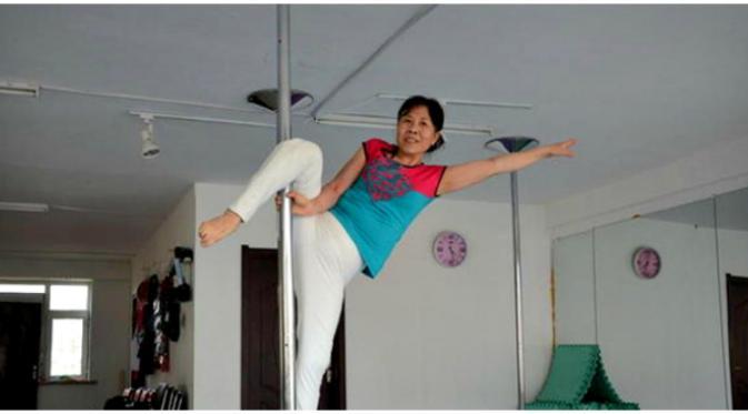  Jiang Zhijun yang berusia 65 tahun dan melakukan pole dance. (Shanghaiist)