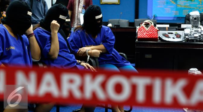 Sejumlah perempuan yang menjadi kurir sabu-sabu ditangkap Badan Narkotika Nasional di Jakarta, akhir Agustus 2015. Sindikat ini menyembunyikan sabu-sabu seberat 103,8 kilogram ke dalam mesin sepeda motor dan alat pijat. (Liputan6.com/Yoppy Renato)