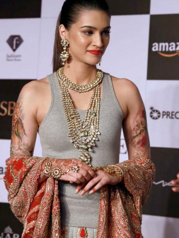 Kriti Sanon dengan tato temporer (ibtimes.co.in)