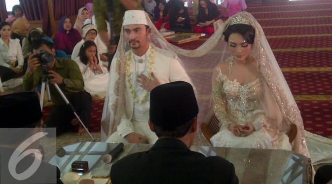 Reza Pahlevi resmi menikahi Ika Tqla. [Foto: Rizky Aditya Saputra/Liputan6.com]