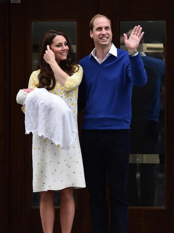 Kate Middleton usai melahirkan anak keduanya dengan Pangeran William di Rumah Sakit St Mary, London, pada 2 Mei 2015. (AFP Photo/ Leon Neal)