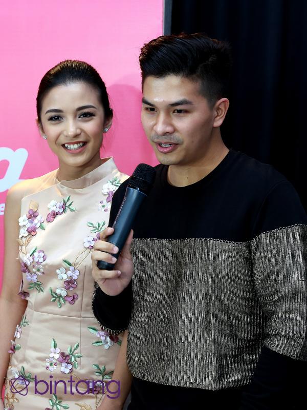 Mereka ingin membuat keluarga dan tamu undangan merasakan kesakralan dari momentum sekali seumur hidup tersebut, sehingga Chelsea dan Glenn tak ingin pernikahannya di dikomersialkan. (Wimbarsana Kewas/Bintang.com)