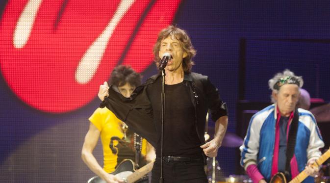 Ronnie Wood, Mick Jagger dan Keith Richards para personel band asal Inggris, The Rolling Stones, tampil di konser di Macau, Cina (9/3/2014). (Bintang/EPA)