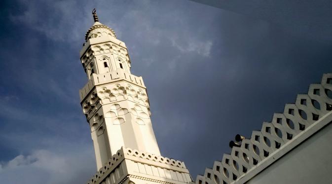 Menara masjid mengadopsi disain orthogonal dan simetri (Liputan6.com/Wawan Isab Rubiyanto)