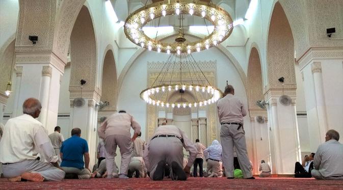 Jemaah asal Turki salat di dalam masjid. (Liputan6.com/Wawan Isab Rubiyanto)