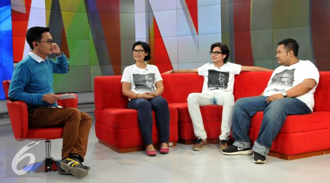 Adipati Dolken (kedua kanan) saat jadi bintang tamu di acara Bincang Sore, Jakarta, Jumat (28/8/2015). (Liputan6.com/Panji Diksana)