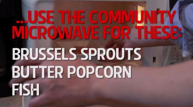 Jangan gunakan microwave untuk ikan, popcorn, dan kubis. Terutama ikan! (Via: youtube.com)