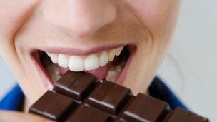 Coklat yang mengandung Esthechoc sebagai bahan anti aging
