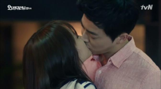 10 tahun berakting, Park Go Young tak pernah beradegan ciuman. Tapi Oh My Ghost, Park Go Young bersedia beradegan ciuman dengan Jo Jung Suk.
