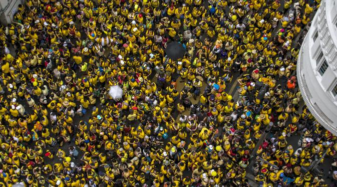 Ribuan orang menyemut di dekat Chinatown di ibukota Malaysia Kuala Lumpur, Malaysia, Sabtu (29/8/2015). Mereka menuntut Perdana Menteri Najib Razak untuk mengundurkan diri karena diduga melakukan korupsi. (Reuters/ Athit Perawongmetha)